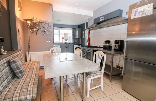 Carnoustie Cabaña | SEAVIEW WELLNESS RETREAT, pet friendly, with hot tub in Carnoustie