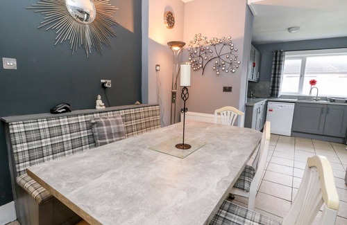Carnoustie Cabaña | SEAVIEW WELLNESS RETREAT, pet friendly, with hot tub in Carnoustie