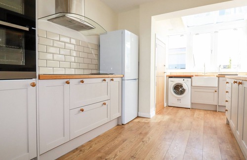 Crantock Cabaña | SEAWYNDS, pet friendly, character holiday cottage in Crantock