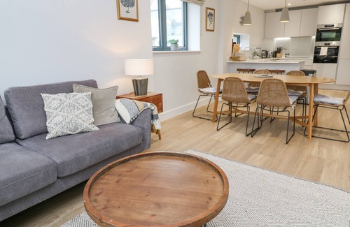 Maenporth Cabaña | SEBASTIAN'S VIEW, family friendly, luxury holiday cottage in Falmouth