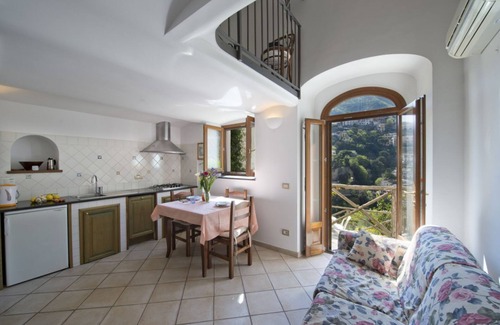 Arienzo Apartamento | Sebastien with Garden cozy property in Positano