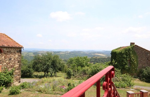 Saint-Just-pres-Brioude Cabaña | Casa rural reformada con terraza y jardín en tranquilo pueblo cerca de Brioude