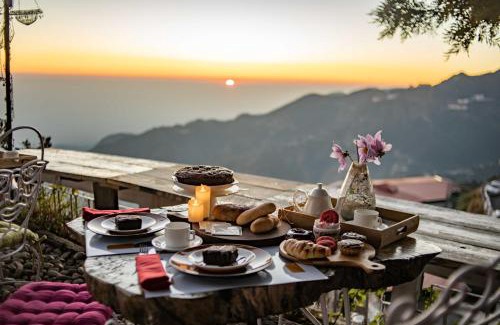 The Mall Road Complejo | Seclude Mussoorie, Winterline