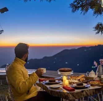 The Mall Road Complejo | Seclude Mussoorie, Winterline