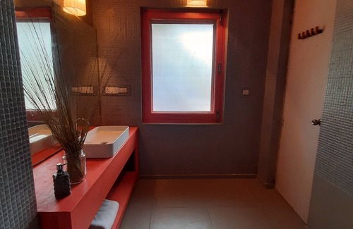 Chachian Casa | Seclude Palampur - Habitación Roja Planta Baja
