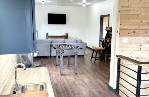 Harrison Casa | Secluded & Spacious Industrial Custom home bordering Buffalo National River Park