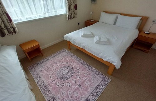 Goodwick Cabina | Secluded 2 Bed Lodge in coastal village Goodwick