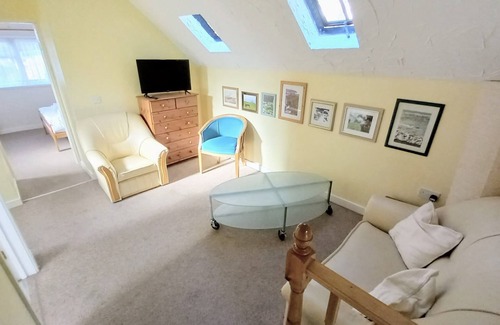 Goodwick Cabina | Secluded 2 Bed Lodge in coastal village Goodwick