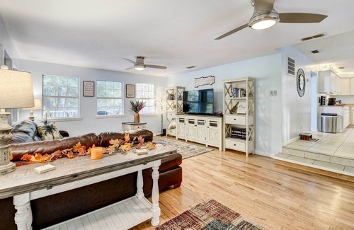 Crestview Casa | Secluded 2-Home Getaway on < 13 Forest Acres!
