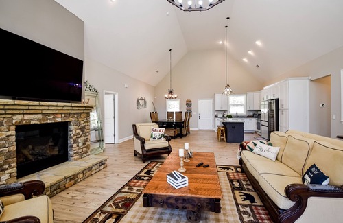 Blairsville Cabina | Secluded 2-story home with private hot tub, game room, fireplace, firepit, decks