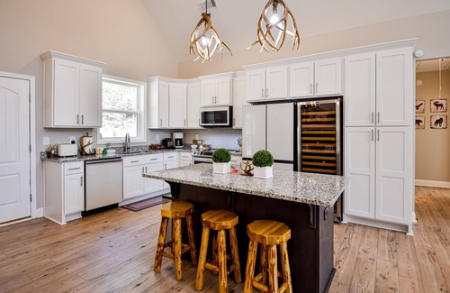 Blairsville Cabina | Secluded 2-story home with private hot tub, game room, fireplace, firepit, decks