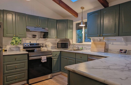 Hoodsport Cabina | Secluded 2BR Forest Lake Retreat with Hot Tub