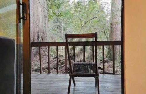 Hoodsport Cabina | Secluded 2BR Forest Lake Retreat with Hot Tub