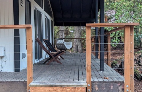Hoodsport Cabina | Secluded 2BR Forest Lake Retreat with Hot Tub