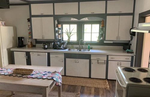 Vanderpool Otro | Secluded 3/2 farmhouse with scenic patio, wildlife on private acreage
