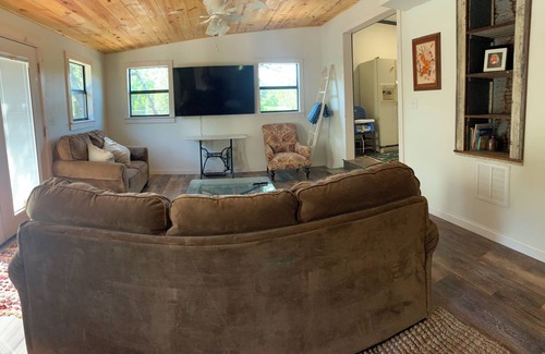 Vanderpool Otro | Secluded 3/2 farmhouse with scenic patio, wildlife on private acreage