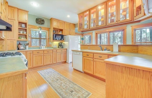 Clarksville Cabina | Secluded 3-bedroom cabin in serene Clarksville, close to local amenities.