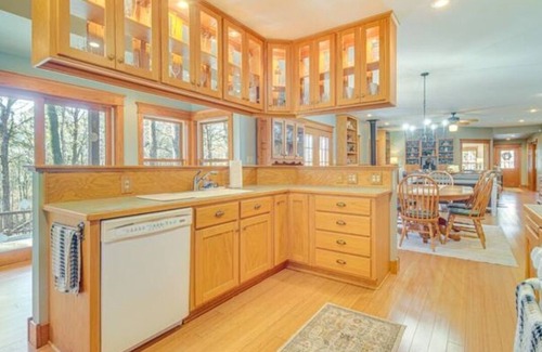 Clarksville Cabina | Secluded 3-bedroom cabin in serene Clarksville, close to local amenities.