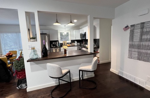 Lake Geneva Casa | Secluded 3 bedroom Villa, Patio, BBQ + EV charger- Sleeps 9 max