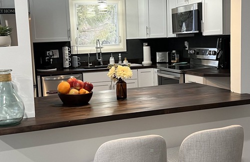 Lake Geneva Casa | Secluded 3 bedroom Villa, Patio, BBQ + EV charger- Sleeps 9 max