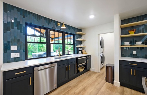 Broken Bow Cabina | Secluded 3BR: 2 King Beds, Hot Tub, Arcade, Deck