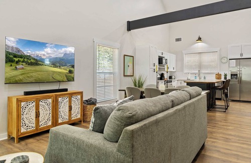 Westminster Cabina | Secluded 3BR Cabin, Lake Access & Resort Perks