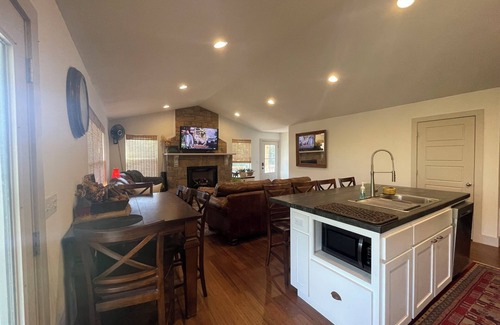 Madison County Casa | Secluded 4 Bedroom 4 bathroom near Wedding Venue