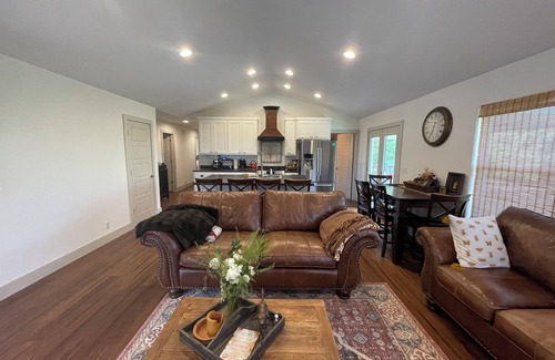 Madison County Casa | Secluded 4 Bedroom 4 bathroom near Wedding Venue