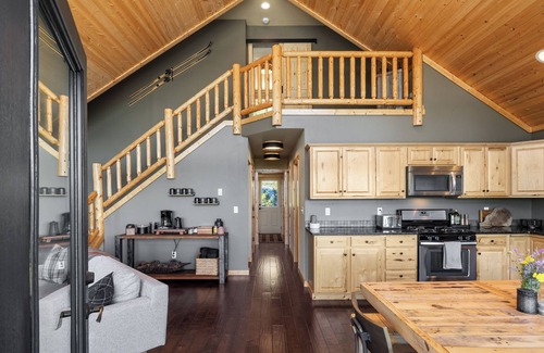 Cle Elum Cabina | Secluded 4-bedroom Cabin Retreat with Game Room, AC, Hot Tub and Amazing View