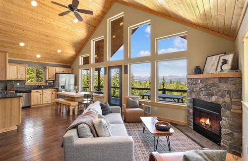Cle Elum Cabina | Secluded 4-bedroom Cabin Retreat with Game Room, AC, Hot Tub and Amazing View