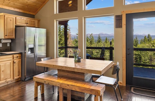 Cle Elum Cabina | Secluded 4-bedroom Cabin Retreat with Game Room, AC, Hot Tub and Amazing View