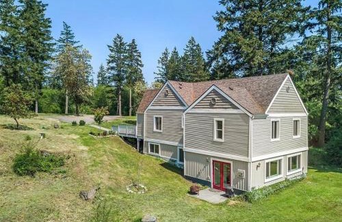 Friday Harbor Casa | Secluded 4BR Nestled in Woods-Hot Tub/Dog Friendly