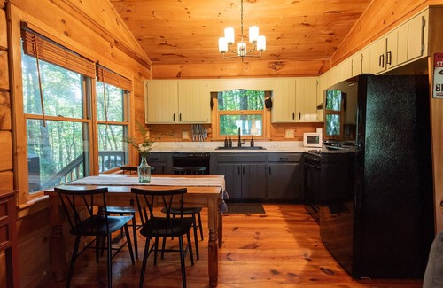 Cherry Log Cabina | The Cabin at Snail Trail | Hot Tub | Amazing Views