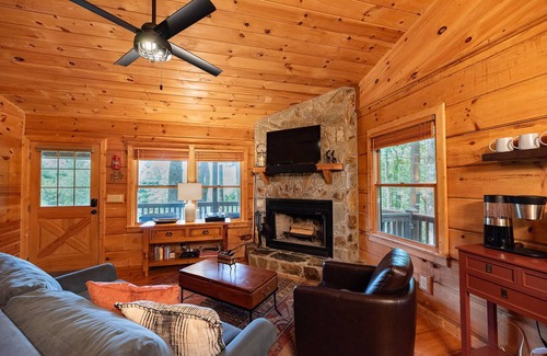 Cherry Log Cabina | The Cabin at Snail Trail | Hot Tub | Amazing Views