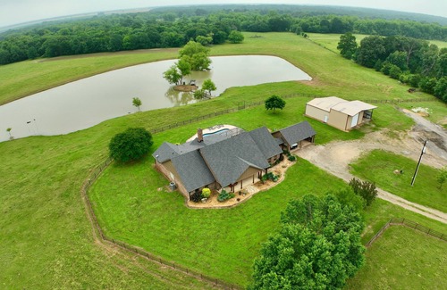 Arthur City Casa | Aislado Ranch House 5br / 3bath estanque de pesca y piscina climatizada 13+ lago