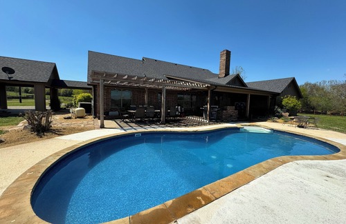 Arthur City Casa | Aislado Ranch House 5br / 3bath estanque de pesca y piscina climatizada 13+ lago