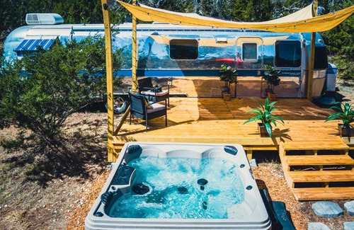Fredericksburg Otro | Secluded Airstream with Hot Tub, Wifi, BBQ, AC