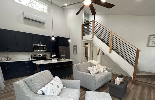 Rockdale Cabina | Secluded and Stylish Cabin on 30 Acres!