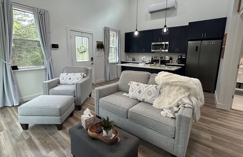 Rockdale Cabina | Secluded and Stylish Cabin on 30 Acres!