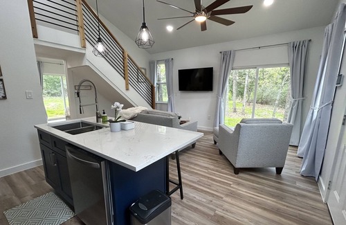 Rockdale Cabina | Secluded and Stylish Cabin on 30 Acres!