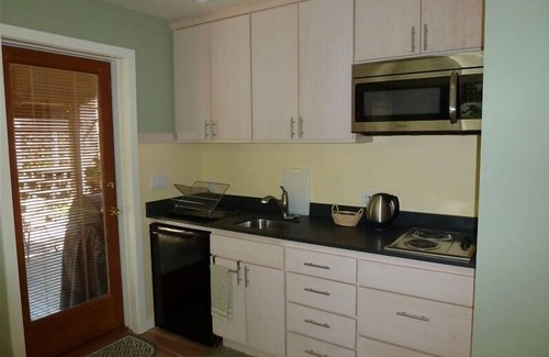 Phinney Ridge Cabaña | Secluded Backyard Cottage on Walkable Phinney Ridge
