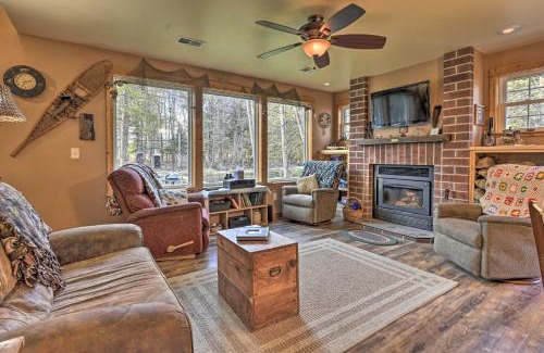 Birnamwood Casa | Secluded Birnamwood Cottage with Deck and River Views!
