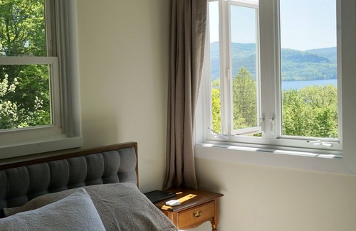 Bolton Landing Cabina | Secluded Bolton Cabin – Private Dock & Majestic Lake Views