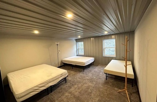 Necedah Cabina | Secluded Cabin-40 acres & trails