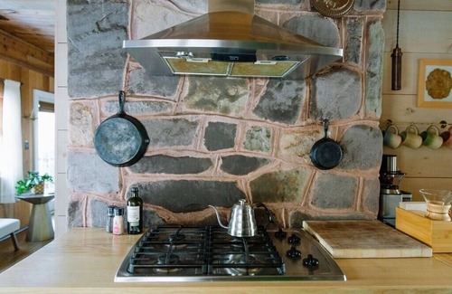 Rawley Springs Cabina | Secluded Cabin Escape with Fire Pit & Scenic Views