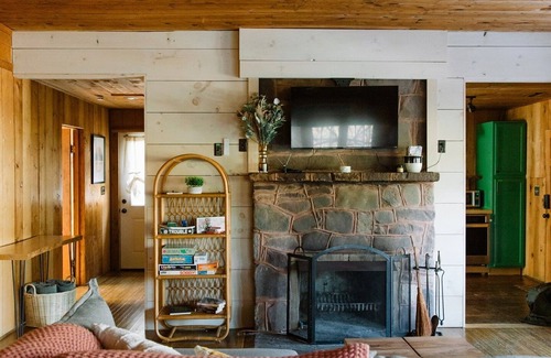 Rawley Springs Cabina | Secluded Cabin Escape with Fire Pit & Scenic Views