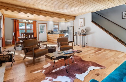 Necedah Cabina | Secluded Cabin/HotTub + Swimming Pool + Game Room