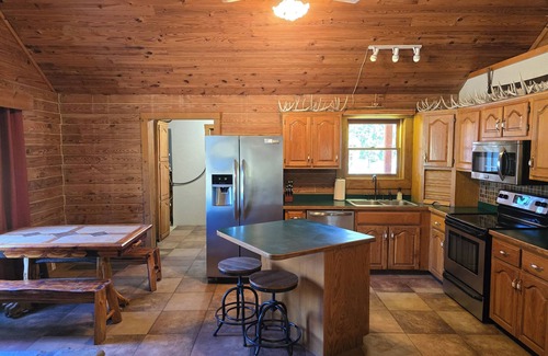 Stockton Cabina | Secluded Cabin - Hunt + Fish + Float Sac River/Stockton. Family and Pet Friendly