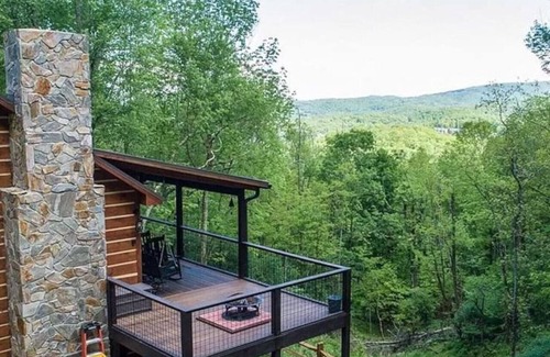 Boone Cabina | Secluded Cabin in Town w/Mountain View