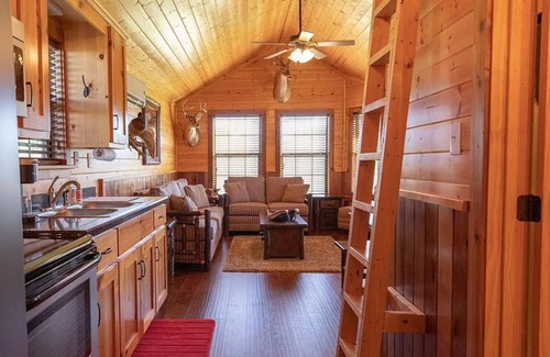 Dennis Cabina | Secluded Cabin in Weatherford, TX